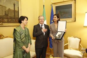 La sen. Elena Ferrara (Pd) con Paolo Picchio e la presidente della Camera Laura Boldrini