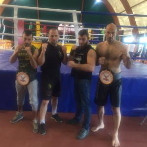 Foto “Team Meeting”: Da sinistra a destra: Pino Tesone, Guido Colombo (general manager del team), Rocco Miraglia (il maestro) e Mohamed Abdelghany con le cinture da campioni d’Italia.