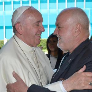 Don Domenico Ricca con Papa Francesco (dal suo profilo Facebook)