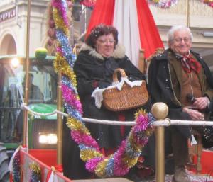 Antonia Geddo (Regina Ghita) sul carro di Carnevale col Re Bartula